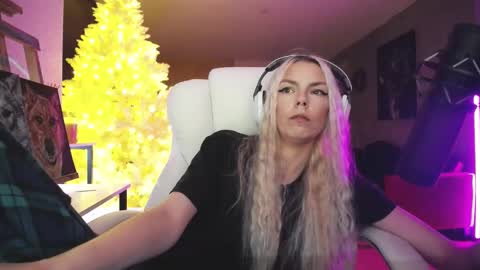 Snapshot of tinykylie chatting on November 13, 10:25 am stage Kylie Sinner brand CLITBAIT online show from November 13, 10:25 am