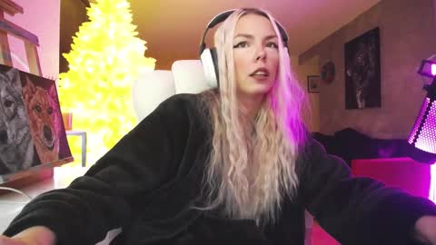 Snapshot of tinykylie chatting on November 13, 10:30 pm stage Kylie Sinner brand CLITBAIT online show from November 13, 10:30 pm