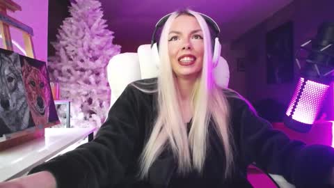 Snapshot of tinykylie chatting on November 14, 10:07 pm stage Kylie Sinner brand CLITBAIT online show from November 14, 10:07 pm