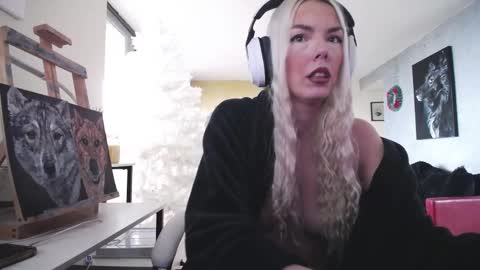 Snapshot of tinykylie chatting on November 16, 12:22 pm stage Kylie Sinner brand CLITBAIT online show from November 16, 12:22 pm