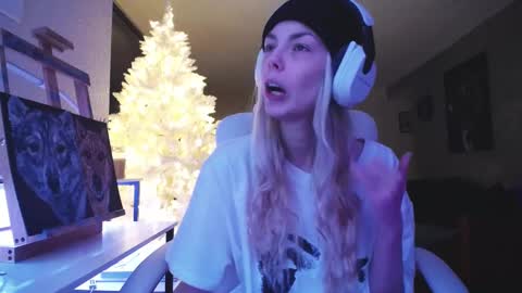 Snapshot of tinykylie chatting on November 17, 10:04 pm stage Kylie Sinner brand CLITBAIT online show from November 17, 10:04 pm