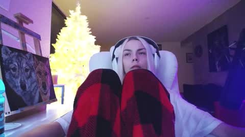 Snapshot of tinykylie chatting on November 18, 10:09 am stage Kylie Sinner brand CLITBAIT online show from November 18, 10:09 am