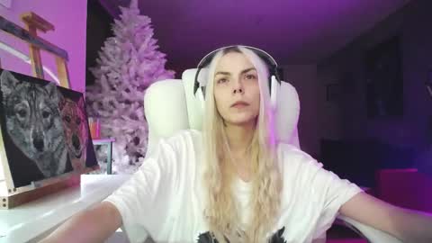 Snapshot of tinykylie chatting on November 18, 10:14 pm stage Kylie Sinner brand CLITBAIT online show from November 18, 10:14 pm