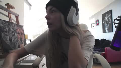 Snapshot of tinykylie chatting on November 19, 4:07 pm stage Kylie Sinner brand CLITBAIT online show from November 19, 4:07 pm