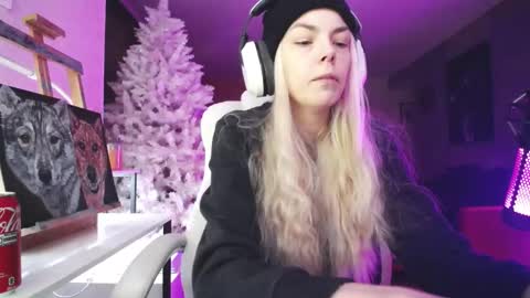 Snapshot of tinykylie chatting on November 20, 9:47 pm stage Kylie Sinner brand CLITBAIT online show from November 20, 9:47 pm