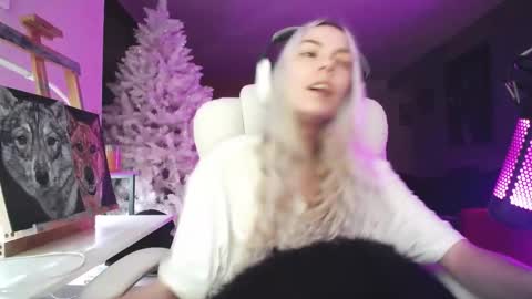 Snapshot of tinykylie chatting on November 21, 10:52 pm stage Kylie Sinner brand CLITBAIT online show from November 21, 10:52 pm