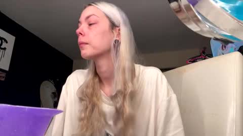 Snapshot of tinykylie chatting on November 23, 9:58 pm stage Kylie Sinner brand CLITBAIT online show from November 23, 9:58 pm