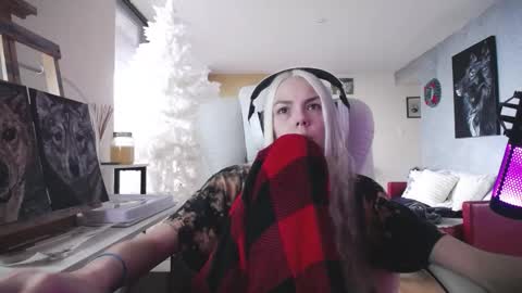 Snapshot of tinykylie chatting on November 26, 12:17 pm stage Kylie Sinner brand CLITBAIT online show from November 26, 12:17 pm