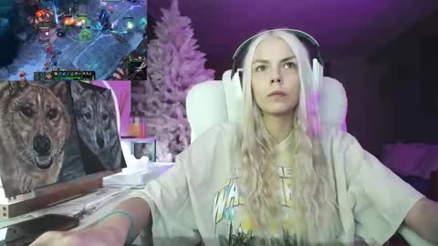 Snapshot of tinykylie chatting on November 27, 12:24 am stage Kylie Sinner brand CLITBAIT online show from November 27, 12:24 am