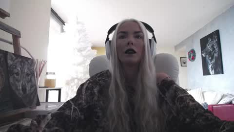 Snapshot of tinykylie chatting on November 28, 2:53 pm stage Kylie Sinner brand CLITBAIT online show from November 28, 2:53 pm