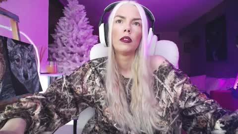 Snapshot of tinykylie chatting on November 29, 2:58 am stage Kylie Sinner brand CLITBAIT online show from November 29, 2:58 am