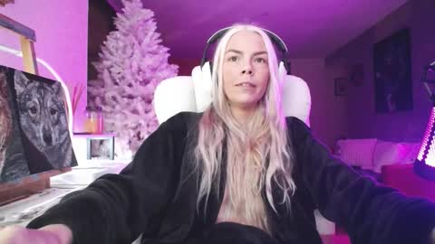 Snapshot of tinykylie chatting on November 29, 10:57 pm stage Kylie Sinner brand CLITBAIT online show from November 29, 10:57 pm