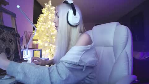 Snapshot of tinykylie chatting on December 1, 2:49 am stage Kylie Sinner brand CLITBAIT online show from December 1, 2:49 am