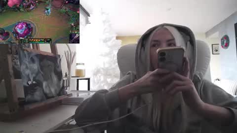 Snapshot of tinykylie chatting on December 1, 2:55 pm stage Kylie Sinner brand CLITBAIT online show from December 1, 2:55 pm