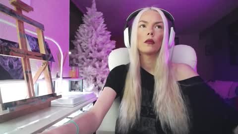 Snapshot of tinykylie chatting on December 2, 7:36 am stage Kylie Sinner brand CLITBAIT online show from December 2, 7:36 am