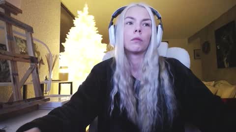 Snapshot of tinykylie chatting on December 3, 5:37 am stage Kylie Sinner brand CLITBAIT online show from December 3, 5:37 am