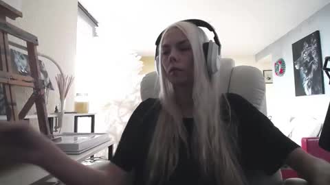 Snapshot of tinykylie chatting on December 3, 5:44 pm stage Kylie Sinner brand CLITBAIT online show from December 3, 5:44 pm