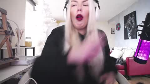 Snapshot of tinykylie chatting on December 4, 12:36 pm stage Kylie Sinner brand CLITBAIT online show from December 4, 12:36 pm