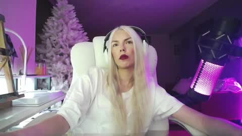 Snapshot of tinykylie chatting on December 5, 12:52 am stage Kylie Sinner brand CLITBAIT online show from December 5, 12:52 am