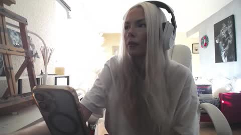 Snapshot of tinykylie chatting on December 5, 5:53 pm stage Kylie Sinner brand CLITBAIT online show from December 5, 5:53 pm