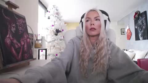 Snapshot of tinykylie chatting on December 14, 6:01 pm stage Kylie Sinner brand CLITBAIT online show from December 14, 6:01 pm