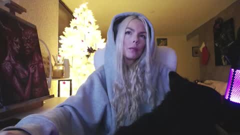 Snapshot of tinykylie chatting on December 15, 6:06 am stage Kylie Sinner brand CLITBAIT online show from December 15, 6:06 am