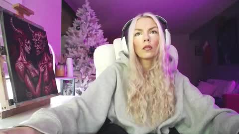 Snapshot of tinykylie chatting on December 15, 9:08 pm stage Kylie Sinner brand CLITBAIT online show from December 15, 9:08 pm