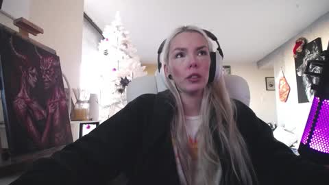 stage Kylie Sinner  brand CLITBAIT online show from December 18, 8:37 pm