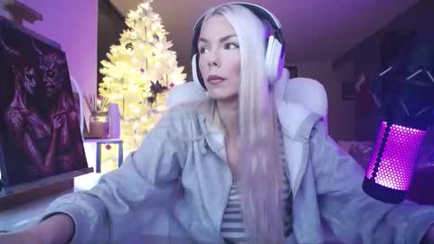 stage Kylie Sinner  brand CLITBAIT online show from December 20, 9:44 pm