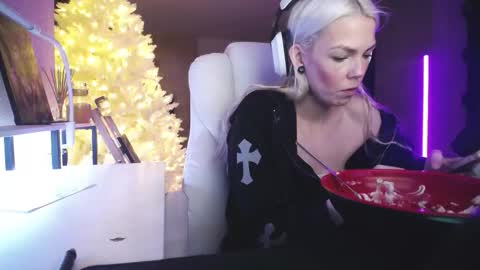 stage Kylie Sinner  brand CLITBAIT online show from February 3, 2:53 am