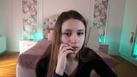 tinynataliee online show from April 14, 7:47 am