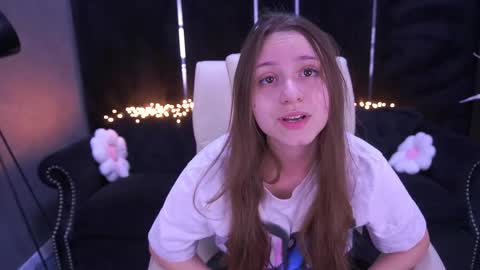 tinynataliee online show from April 30, 2:01 pm