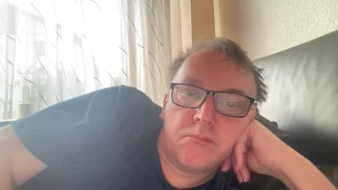 Snapshot of tom6644 chatting on February 1, 8:29 am Tom online show from February 1, 8:29 am