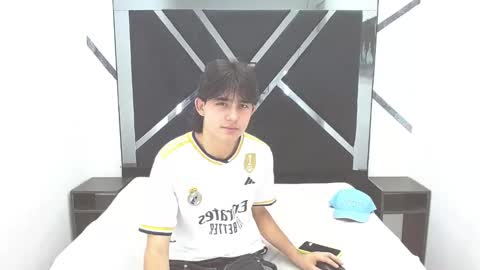 Snapshot of tom_0002 chatting on October 31, 9:27 pm tom_0002 online show from October 31, 9:27 pm