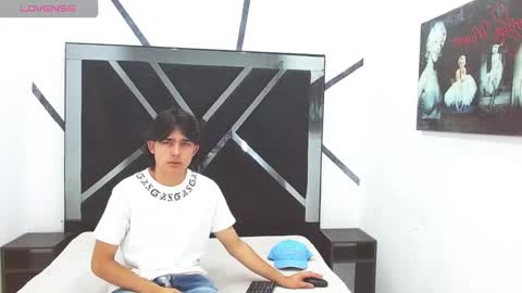 tom_0002 online show from November 6, 8:10 pm