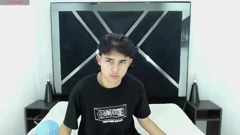 Snapshot of tom_0002 chatting on December 17, 12:33 pm tom_0002 online show from December 17, 12:33 pm