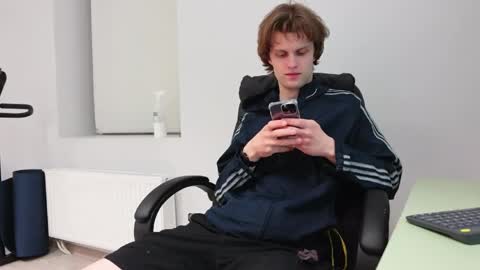 tom online show from May 4, 1:34 am