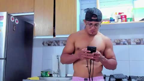 Snapshot of tom_kingfit chatting on December 3, 3:52 am SPORTSFIT29 online show from December 3, 3:52 am