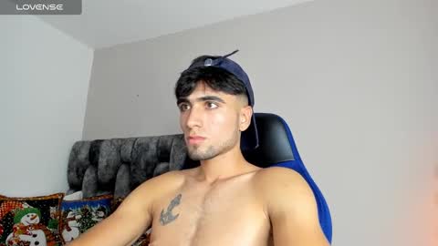 Snapshot of tom_walton chatting on December 21, 11:45 pm tom online show from December 21, 11:45 pm