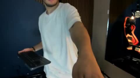 Snapshot of tomas_duque chatting on June 13, 4:21 am TOMAS online show from June 13, 4:21 am