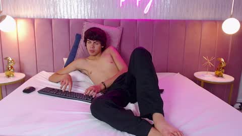 Snapshot of tombakker chatting on December 1, 10:43 pm Tomm online show from December 1, 10:43 pm