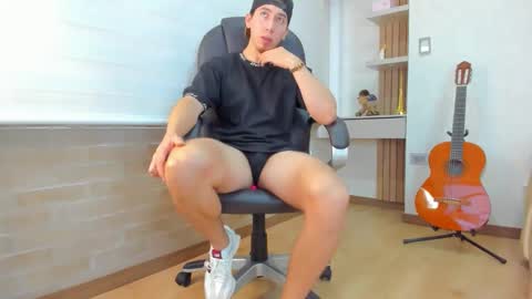 Snapshot of tombardem chatting on November 24, 7:13 pm Tom Bardem online show from November 24, 7:13 pm