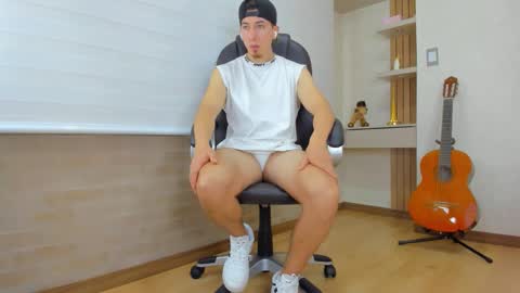 Snapshot of tombardem chatting on December 13, 7:53 pm Tom Bardem online show from December 13, 7:53 pm