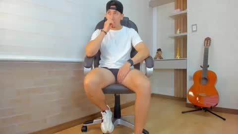 Snapshot of tombardem chatting on December 15, 7:07 pm Tom Bardem online show from December 15, 7:07 pm