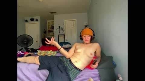 Snapshot of tomboy_titties chatting on February 9, 9:52 pm tomboy_titties online show from February 9, 9:52 pm