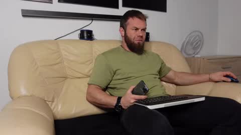 Snapshot of tommy_burnzzz chatting on December 5, 4:09 am tommy burnzzz online show from December 5, 4:09 am