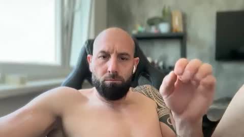 Snapshot of tommyx01 chatting on May 26, 10:33 am Thomas Fit online show from May 26, 10:33 am