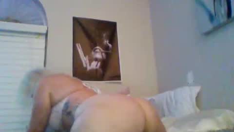 Snapshot of tonitones chatting on January 7, 4:59 am Honeys Snow Bunny online show from January 7, 4:59 am