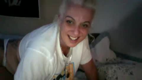 Snapshot of tonitones chatting on January 9, 6:16 am Honeys Snow Bunny online show from January 9, 6:16 am