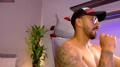 Snapshot of tony_muscle1 chatting on May 8, 7:52 pm tony muscle1 online show from May 8, 7:52 pm